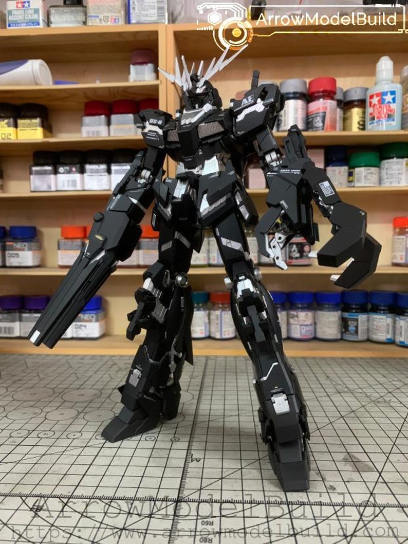 Kit de modelo Gundam Unicorn (negro personalizado) a escala 1/00, construido y pintado por AeroModelBuild imagen 2
