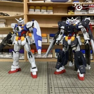 Puede incluir: Dos kits de modelos Gundam detallados. Uno es principalmente blanco, azul, rojo y amarillo, con una pistola negra y un escudo azul. El otro es azul oscuro, blanco, rojo y amarillo, con una espada grande. Ambos tienen pies rojos.