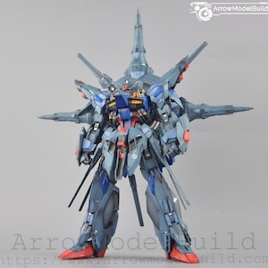 Puede incluir: Modelo detallado de un robot futurista, principalmente azul y gris, con detalles en rojo y amarillo. Tiene m&uacute;ltiples ap&eacute;ndices y armas. El texto "ArrowModelBuild" es visible.