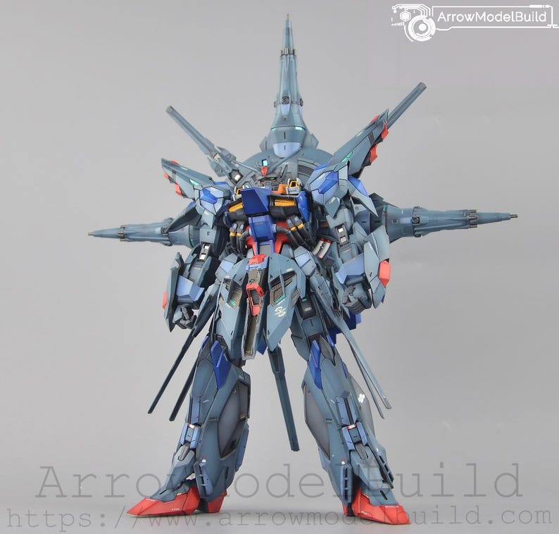 Puede incluir: Modelo detallado de un robot futurista, principalmente azul y gris, con detalles en rojo y amarillo. Tiene m&uacute;ltiples ap&eacute;ndices y armas. El texto "ArrowModelBuild" es visible.