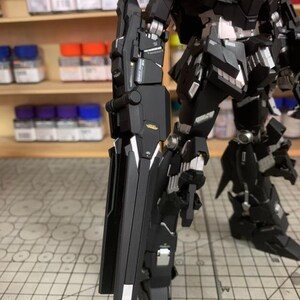 Kit de modelo Gundam Unicorn (negro personalizado) a escala 1/00, construido y pintado por AeroModelBuild imagen 9