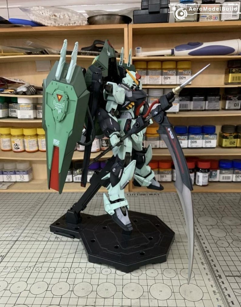 Puede incluir: Modelo detallado de un robot verde y negro, sosteniendo una gran espada y un escudo. El robot est&aacute; montado sobre un soporte negro. El escudo es verde con detalles rojos y blancos. El modelo est&aacute; en un taller.