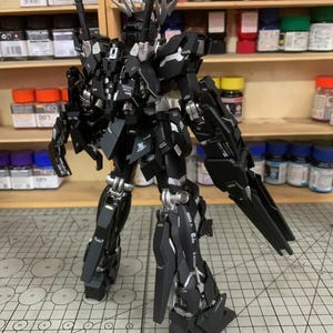Kit de modelo Gundam Unicorn (negro personalizado) a escala 1/00, construido y pintado por AeroModelBuild imagen 8