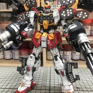 AeroModelBuild Heavyarms Gundam gebaut & bemalt MG 1/100 Model Kit Bild 6