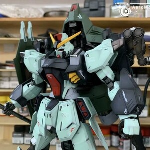Puede incluir: Modelo detallado de un robot Gundam, con una combinaci&oacute;n de colores verde claro, negro y verde oscuro. El robot tiene un escudo grande, un arma similar a una lanza y detalles mec&aacute;nicos intrincados.