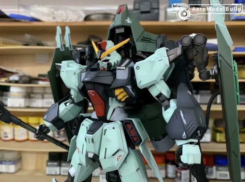 Puede incluir: Modelo detallado de un robot Gundam, con una combinaci&oacute;n de colores verde claro, negro y verde oscuro. El robot tiene un escudo grande, un arma similar a una lanza y detalles mec&aacute;nicos intrincados.