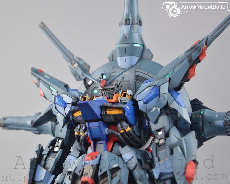 Puede incluir: Maqueta detallada de un robot futurista en azul, gris, rojo y naranja. El dise&ntilde;o complejo presenta m&uacute;ltiples partes articuladas y una estructura imponente, t&iacute;pica de un modelo mecha o Gundam.