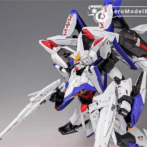 Puede incluir: Modelo detallado de un robot mecha blanco, azul y rojo con una gran espada. El modelo tiene detalles intrincados, incluyendo acentos en forma de coraz&oacute;n y el texto "AeroModelBuild". El robot est&aacute; posado din&aacute;micamente sobre un fondo gris.