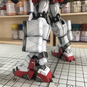 K&ouml;nnte beinhalten: Rustikales Holzschild mit dem wei&szlig;en Schriftzug "Welcome to our home". Das Schild hat eine Used-Optik und ein schlichtes, einladendes Design, perfekt f&uuml;r Veranda oder Eingangsbereich.