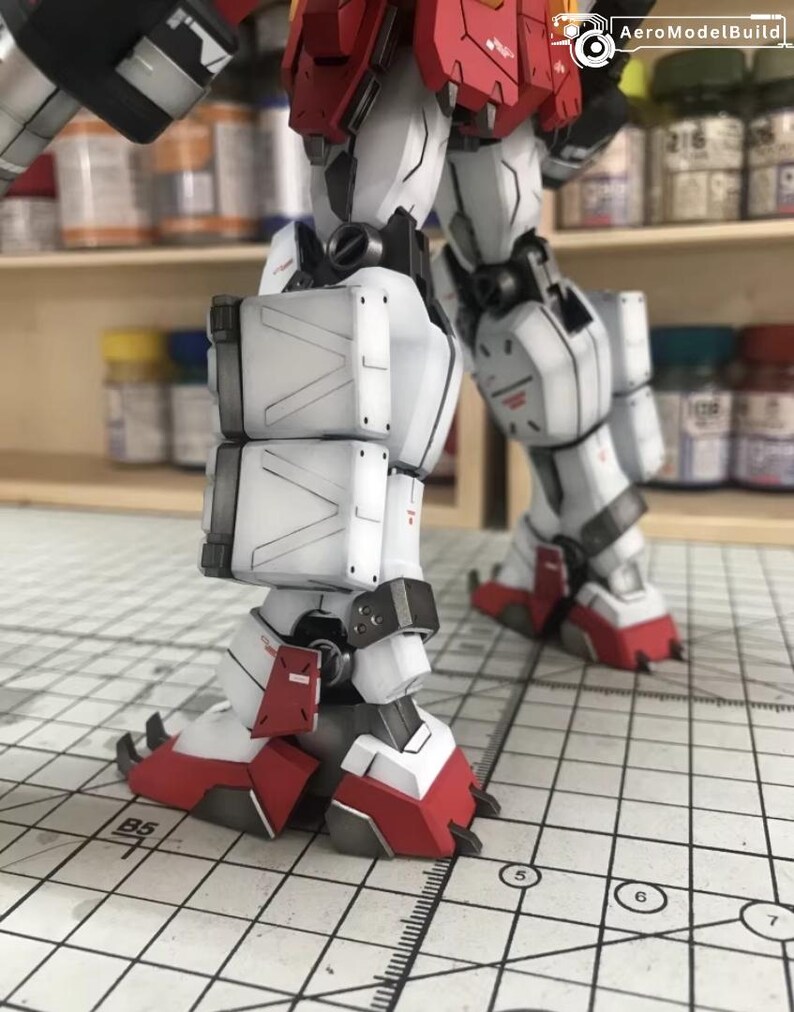 K&ouml;nnte beinhalten: Rustikales Holzschild mit dem wei&szlig;en Schriftzug "Welcome to our home". Das Schild hat eine Used-Optik und ein schlichtes, einladendes Design, perfekt f&uuml;r Veranda oder Eingangsbereich.