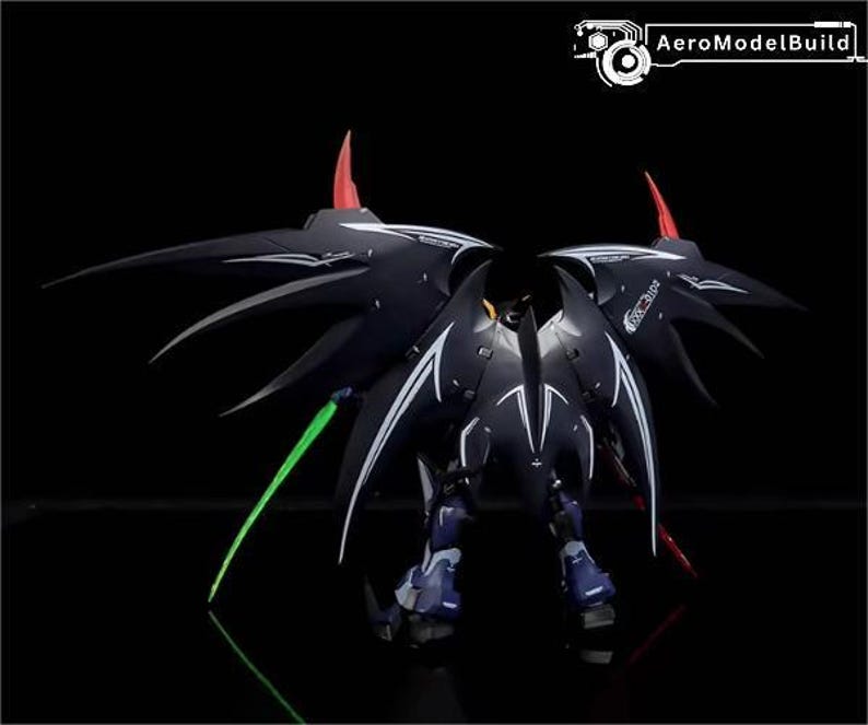 Puede incluir: Un modelo negro con grandes alas estilizadas y un dise&ntilde;o futurista. El modelo tiene detalles en blanco, puntas rojas y un rayo verde. El logotipo de AeroModelBuild est&aacute; en la esquina superior derecha.