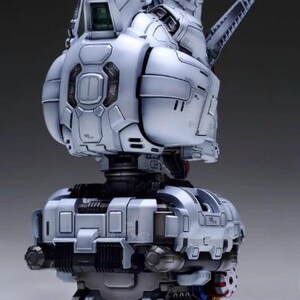 Może przedstawiać: Szczeg&oacute;łowy, srebrno-szary model głowy i tułowia robota, z zawiłymi mechanicznymi wzorami. Model ma futurystyczną estetykę, z ostrymi kątami i panelami. Obraz zawiera tekst "ArrowModelBuild".