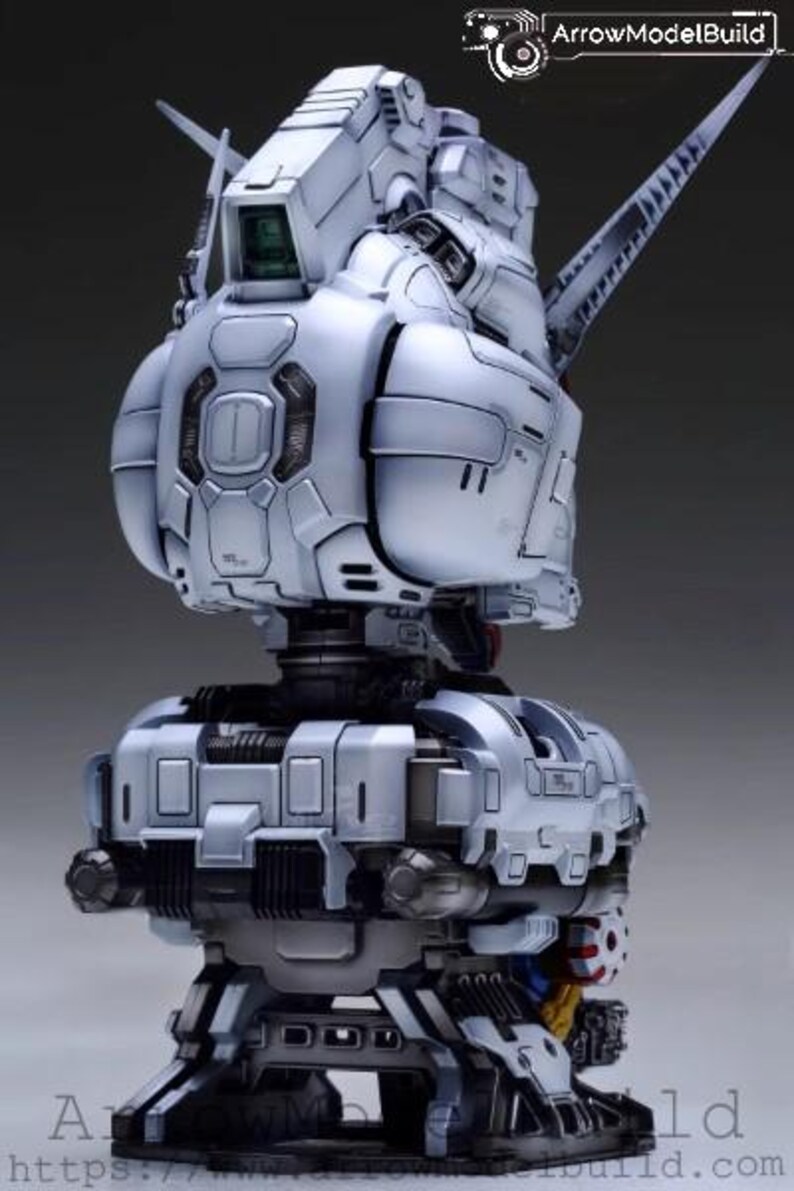 Może przedstawiać: Szczeg&oacute;łowy, srebrno-szary model głowy i tułowia robota, z zawiłymi mechanicznymi wzorami. Model ma futurystyczną estetykę, z ostrymi kątami i panelami. Obraz zawiera tekst "ArrowModelBuild".