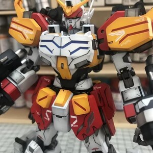 K&ouml;nnte beinhalten: Detailliertes Modell eines Gundam-Roboters mit einer Farbgebung aus Wei&szlig;, Gelb, Rot und Grau. Der Roboter hat komplizierte Linien und Markierungen, mit scharfen Winkeln und einer dynamischen Pose. Das Modell ist ein Sammlerst&uuml;ck.