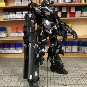 Kit de modelo Gundam Unicorn (negro personalizado) a escala 1/00, construido y pintado por AeroModelBuild imagen 6