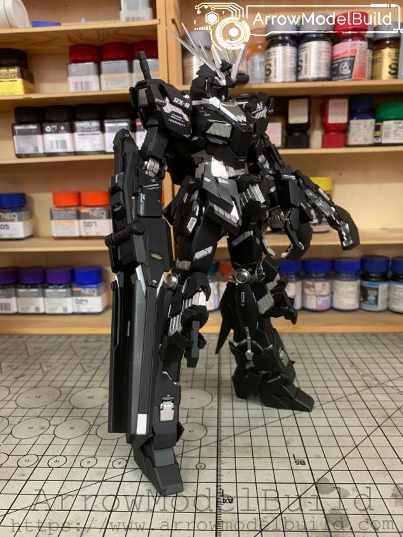 Kit de modelo Gundam Unicorn (negro personalizado) a escala 1/00, construido y pintado por AeroModelBuild imagen 6