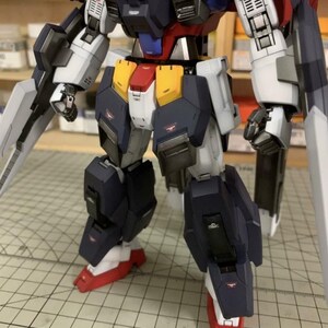 Puede incluir: Kit de modelo de robot mecha parcialmente ensamblado. El robot presenta una combinaci&oacute;n de colores azul marino, blanco, rojo, amarillo y plateado. Tiene extremidades articuladas y se presenta con una gran cuchilla. El modelo es muy detallado.