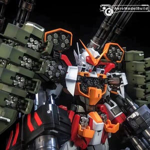 K&ouml;nnte beinhalten: Eine hochdetaillierte Mecha-Actionfigur in den Farben Wei&szlig;, Orange und Rot. Der Roboter ist schwer bewaffnet mit mehreren Raketenwerfern, gro&szlig;en schultermontierten Kanonen und Gatling-Waffen. Der Text AeroModelBuild ist im Bild zu sehen.