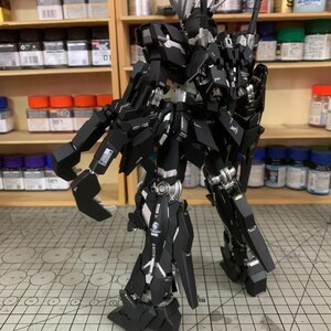 Kit de modelo Gundam Unicorn (negro personalizado) a escala 1/00, construido y pintado por AeroModelBuild imagen 4