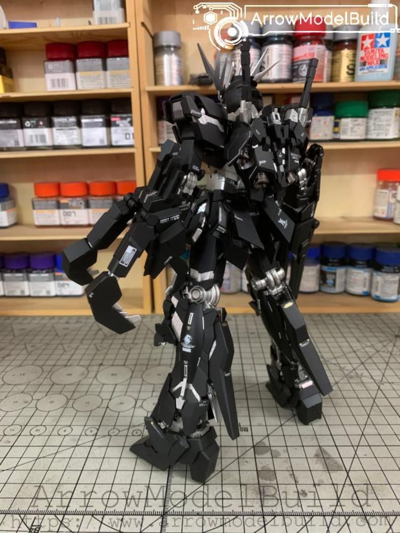 Kit de modelo Gundam Unicorn (negro personalizado) a escala 1/00, construido y pintado por AeroModelBuild imagen 4