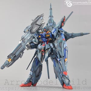 Puede incluir: Modelo detallado de un robot futurista, principalmente en tonos azules, grises y rojos. El robot tiene un arma grande en su lado izquierdo y m&uacute;ltiples estructuras puntiagudas. El texto "ArrowModelBuild" es visible en la esquina superior derecha e inferior.