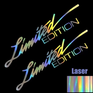 Puede incluir: Dos pegatinas holográficas "Limited Edition" con efecto arcoíris sobre fondo negro. La palabra "Laser" está en la esquina inferior derecha, con una pequeña muestra del material holográfico.