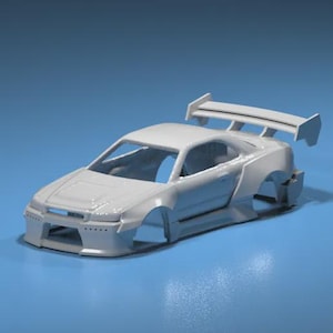 Può includere: Modello di auto da corsa bianca con una grande ala posteriore. L'auto presenta una carrozzeria dettagliata con linee delle portiere e passaruota visibili. Sfondo blu.