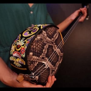 沖縄三線、沖縄ギター、日本の三味線楽器、弦楽器、ミュージシャンへの