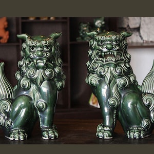 Par de shisas verdes de Okinawa: leones guardianes de cerámica Ryukyu hechos a mano
