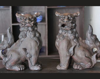 Par de estatuas de Shisa de Okinawa, perros guardianes de cerámica Ryukyu negra