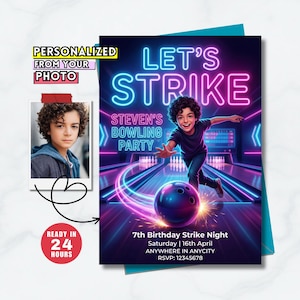 Pode incluir: Um convite personalizado para uma festa de boliche com uma foto e o texto "LET'S STRIKE". O convite apresenta uma ilustração de desenho animado de um menino jogando boliche, com detalhes em azul neon e rosa. O texto diz "Steven's Bowling Party" e "7th Birthday Strike Night".