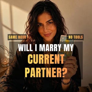 Może przedstawiać: Karta tarota z ilustracją Gwiazdy trzymana w dłoni. Obraz zawiera tekst: SAME HOUR, NO TOOLS, WILL I MARRY MY CURRENT PARTNER? Karta przedstawia postać klęczącą nad wodą pod dużą żółtą gwiazdą oraz mniejszymi gwiazdami na nocnym niebie.