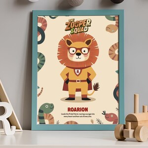 Puede incluir: Un estampado enmarcado con un león de dibujos animados con gafas y un disfraz de superhéroe. El estampado se titula "The Zooper Squad" e incluye el nombre "Roarion" con una cita motivacional. El marco es de color turquesa.