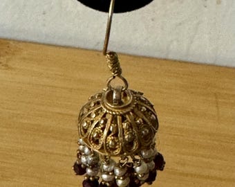 Pendientes Jhumka de cristal rojo con perlas de agua dulce chapadas en oro