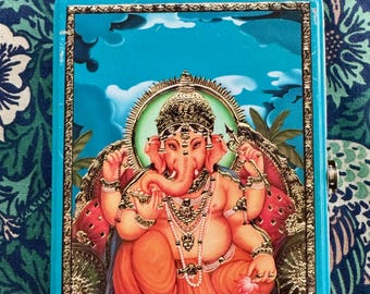 Fiambrera metálica vintage con la figura de Ganesh hindú y asa, de Accoutrements, año 2000, 7" x 5".