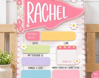 Puede incluir: Un letrero rectangular con temática escolar, un banderín rosa con el nombre RACHEL, fondo de papel rayado y campos en blanco para detalles escolares. Un banderín rosa separado con el nombre HARPER y un letrero con MY LAST DAY OF.