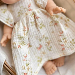 Mousselinejurk met wilde roos voor poppen – handgemaakte outfit voor poppen van 38 en 34 cm – past voor Miniland, Paola Reina, Minikane – cadeau met zachte bloemen