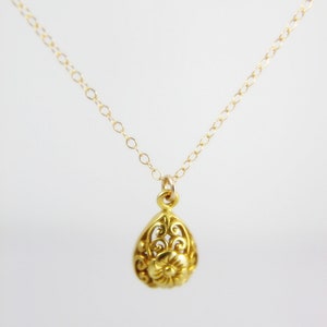 ゴールドの花柄モチーフのティアドロップチャームネックレス。24K ヴェルメイユチャームペンダント、ゴールドフィルドチェーン。smoketabby の日常使いジュエリー