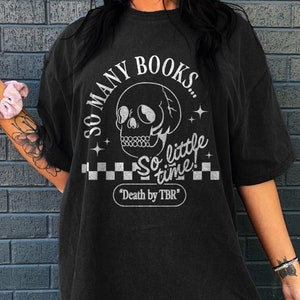 Death By TBR Booktok Rétro Esthétique Bookish Chemise Littéraire Chemise Squelette Alt Vêtements Romance Lecteur Livre Indie Merch Booktok Chemise image 1