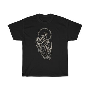 Może przedstawiać: Czarny T-shirt z białym nadrukiem przedstawiającym trzech anioł&oacute;w niosących kobietę. Nadruk jest otoczony k&oacute;łkiem z tekstem "caelesti sumus omnes, semine origindi".