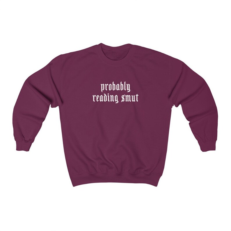 Puede incluir: Sudadera burdeos con la frase "probably reading smut" en blanco con fuente g&oacute;tica. La parte superior de cuello redondo y manga larga est&aacute; hecha de un material suave.