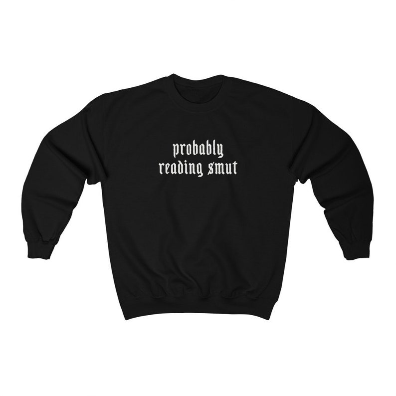 Puede incluir: Sudadera negra con la frase blanca "probably reading smut" en fuente g&oacute;tica. Esta prenda informal de cuello redondo est&aacute; dise&ntilde;ada para la comodidad y el uso diario. El texto est&aacute; centrado en el pecho.
