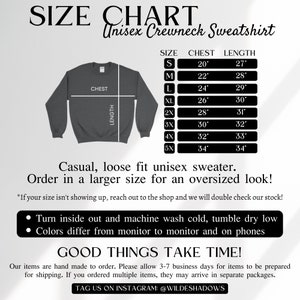 Puede incluir: Tabla de tallas para una sudadera unisex. La tabla muestra las medidas de pecho y largo en pulgadas para las tallas S a 5X. La imagen tambi&eacute;n incluye instrucciones de cuidado y una nota sobre las variaciones de color.