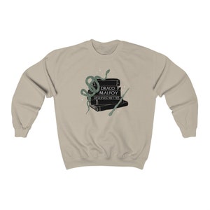 Suéter de Draco merecía algo mejor Camiseta universal de fandom de Harry mago Camiseta literaria Ropa indie Camiseta de parque temático de libros Mundo mago Malfoy imagen 4