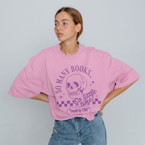 Death By TBR Booktok Rétro Esthétique Bookish Chemise Littéraire Chemise Squelette Alt Vêtements Romance Lecteur Livre Indie Merch Booktok Chemise image 2