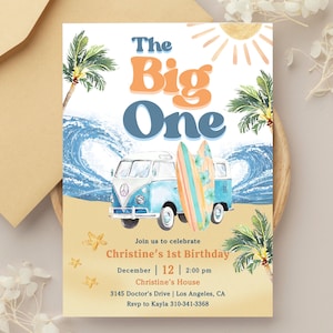 Op de afbeelding: Een uitnodiging met strandthema met een aquarelontwerp. De tekst "The Big One" staat bovenaan, boven een blauw-witte bus met surfplanken. Palmbomen, golven en een zon omringen de tekst "Christine's 1st Birthday".