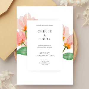 Könnte beinhalten: Eine weiße Hochzeitseinladung mit Aquarell-Blumenmotiven in Rosa und Orange. Die Einladung enthält die Namen CHELLE & LOUIS, das Datum Sonntag, 15. August 2027, und die Veranstaltungsdetails: The Mansion, Hotel 123 Ashley, New York.