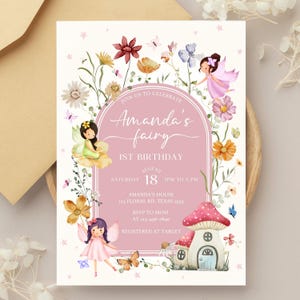 Könnte beinhalten: Eine Einladung zum ersten Geburtstag mit Feen-Motiv. Das Design ist hauptsächlich rosa und weiß, mit Illustrationen von Feen, Blumen und Schmetterlingen. Der Text enthält den Namen "Amanda", das Wort "fairy" sowie Datum und Uhrzeit der Veranstaltung. Die Einladung ist mit floralen Elementen verziert.