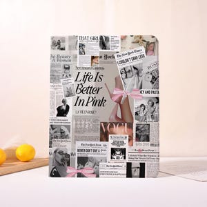 Può includere: Un collage con ritagli di giornali e copertine di riviste, con la scritta "Life Is Better In Pink". Il design include immagini di tacchi alti con fiocchi rosa e vari articoli in bianco e nero.