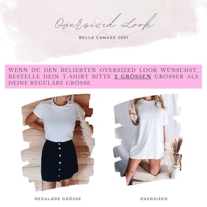 K&ouml;nnte beinhalten: Zwei Beispiele f&uuml;r wei&szlig;e Bella Canvas 3001 T-Shirts: regul&auml;re und &uuml;bergro&szlig;e Passform. Der Text lautet "Oversized Look" und Anweisungen auf Deutsch, zwei Gr&ouml;&szlig;en gr&ouml;&szlig;er f&uuml;r eine &uuml;bergro&szlig;e Passform zu bestellen.